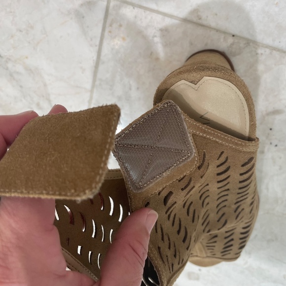 VIA SPIGA {10} Tan Wedge Shoes Peep Toe Laser Cut-out Design - Picture 12 of 14